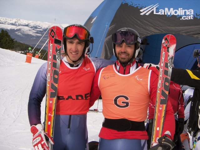 Fotografía de Jon Y Miguel posaando con los esquís tras la victoría