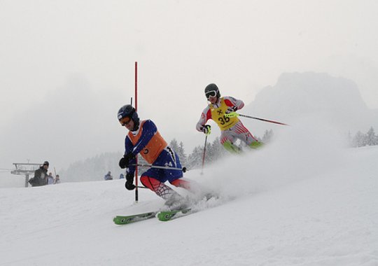 Fotografía de esquiador discapacitado visual con su guía en un descenso