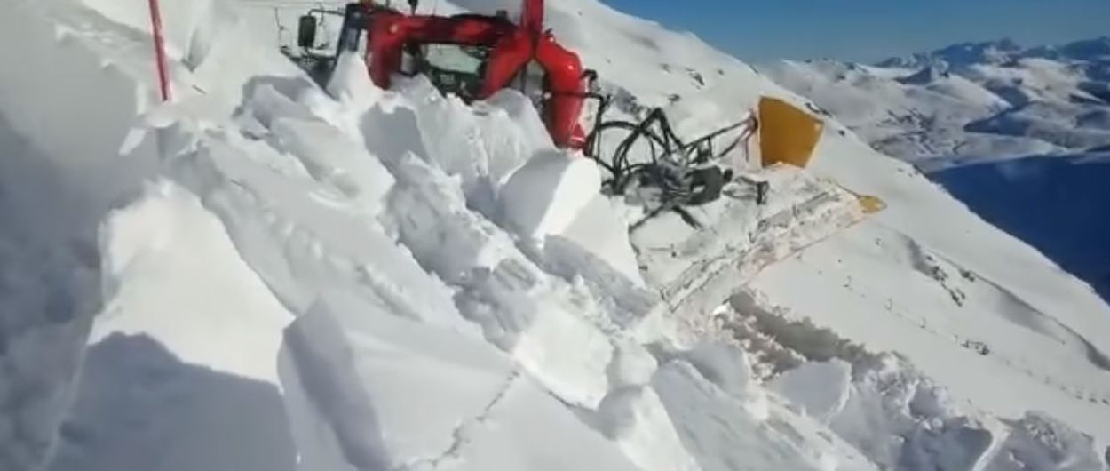 Una máquina de la estación de esquí de San Isidro enterrada por un alud