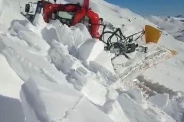 Una máquina de la estación de esquí de San Isidro enterrada por un alud