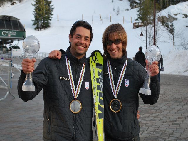 Fotografía de Jon y MIguel mostrando la medalla de bronce