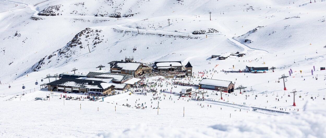Empresarios de Sierra Nevada piden cerrar la temporada de esquí el 5 de mayo