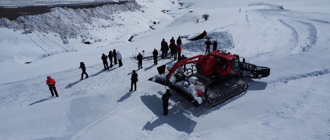 Casli lleva a las pistas de esquí de Formigal la enorme PistenBully PB800