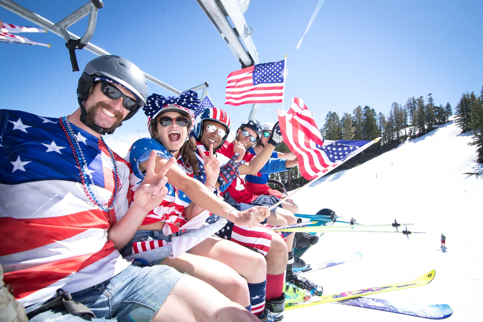 Bandera de los Estados Unidos en un telesilla de estación de esquí