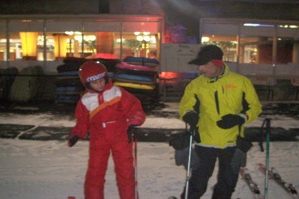 Fotografía de Fede y Su monitor poniendse los esquís