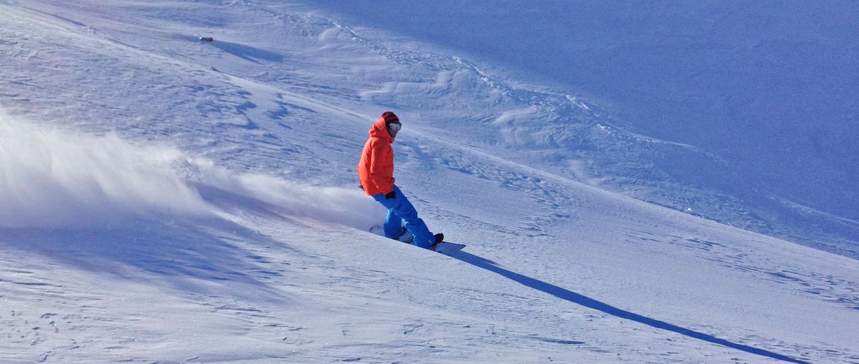 Esquia fuera pistas pero respeta al urogallo