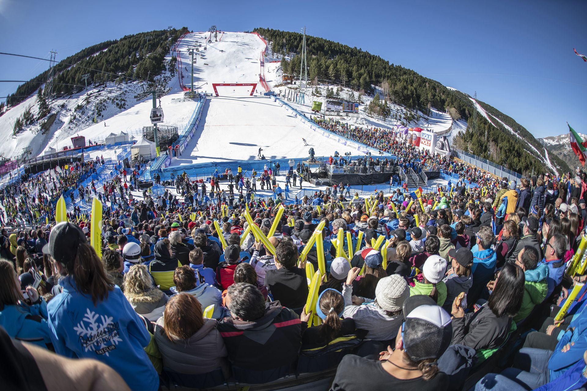 Gradas con público en la Copa del Mundo de esquí alpino en Grandvalira Soldeu