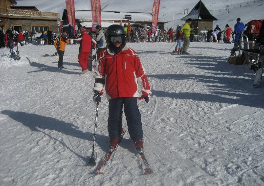 Fotografía de Fede en pistas con los esquís puestos y posando para la foto 