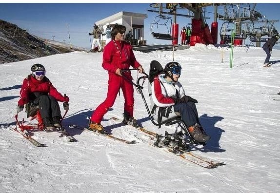 Fotografía de Profesor  acompañando a un alumno en silla de esquís