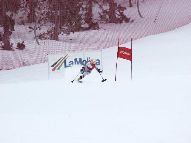 Fotografía de esquiador amputado de pierna izquierda en un descenso en la Molina