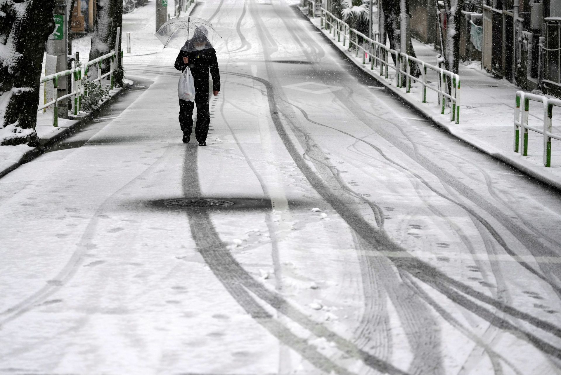 Calle con algo de nieve en día de frio