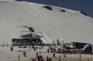 Diez mil esquiadores se presentan en Sierra Nevada este fin de semana