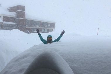 Las estaciones de esquí de Chile y Argentina se ahogan en nieve sin poder abrir por el COVID