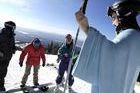 Jesús seguirá saludando esquiadores en Big Mountain