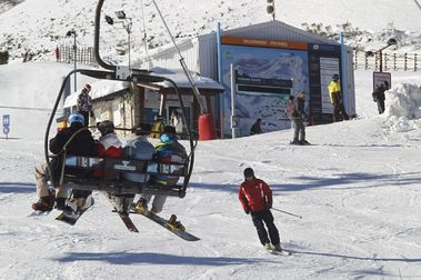 Roban casi 3.000 euros en material de esquí en Valgrande-Pajares