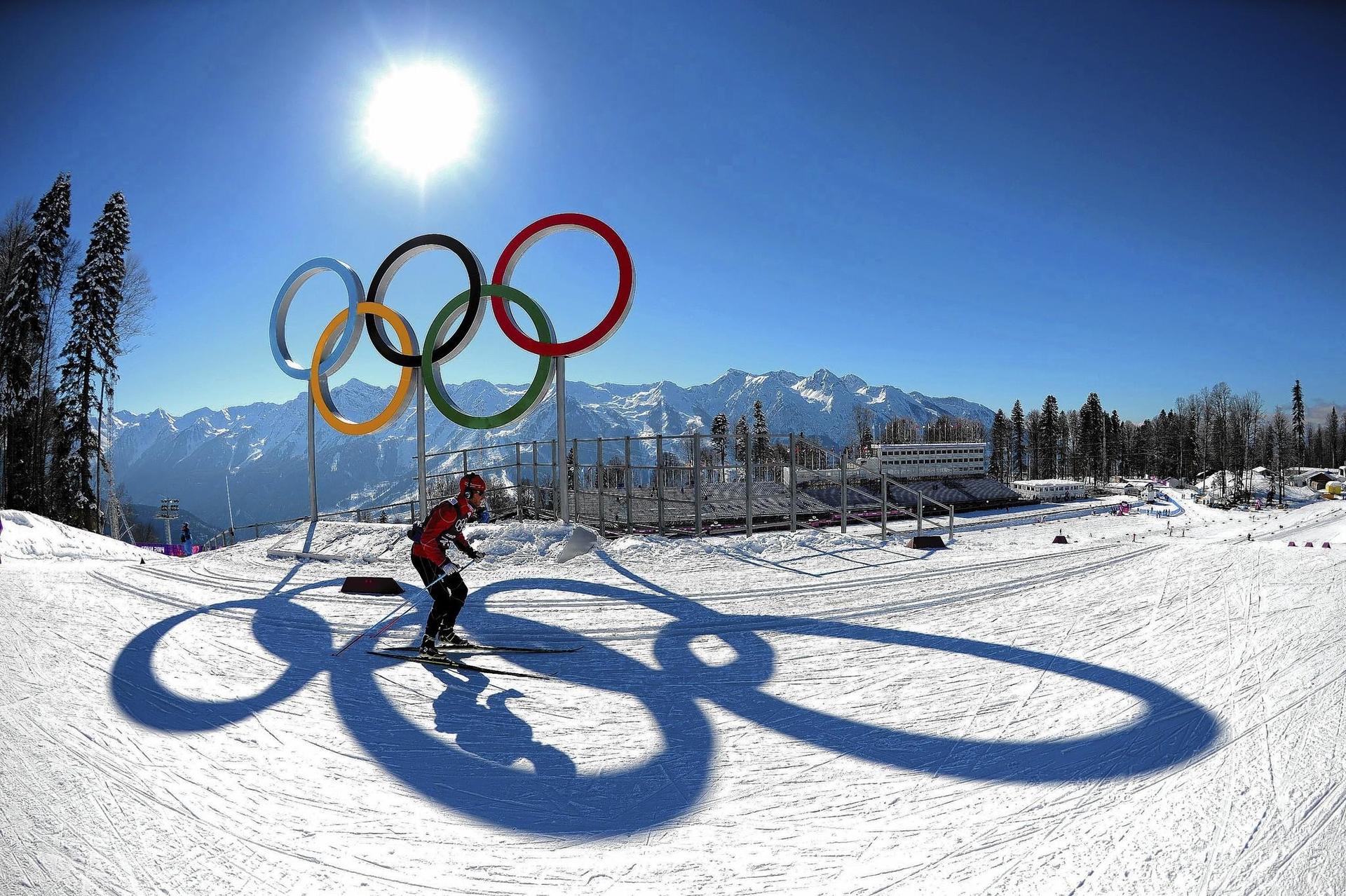 Imagen de Esquiador frente a los aros olimpicos