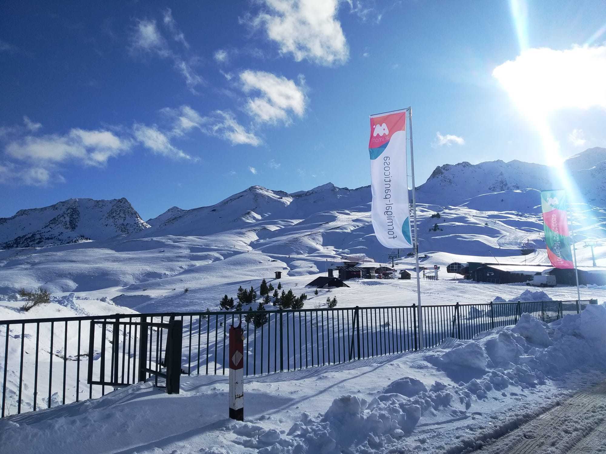 Formigal abrirá 33 km de pistas de esquí mientras hoy vuelve a nevar
