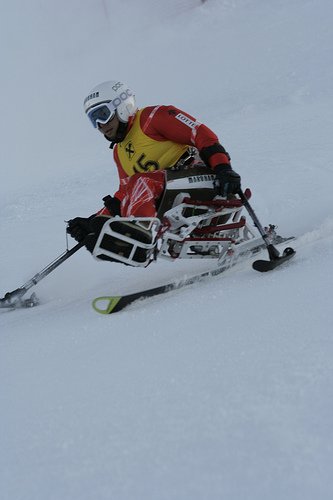 Fotografía de esquiador de la categoría sentados en descenso 
