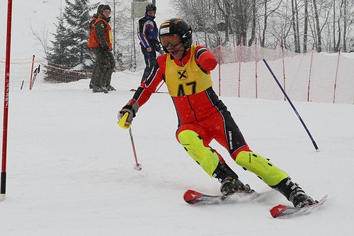 Fotografía de esquiador amputado de un brazo en descenso