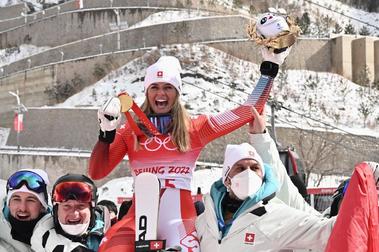 Corinne Suter se lleva el oro olímpico del Descenso femenino de Pekín 2022