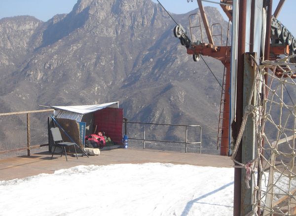 Remontero chino en una estación de esquí