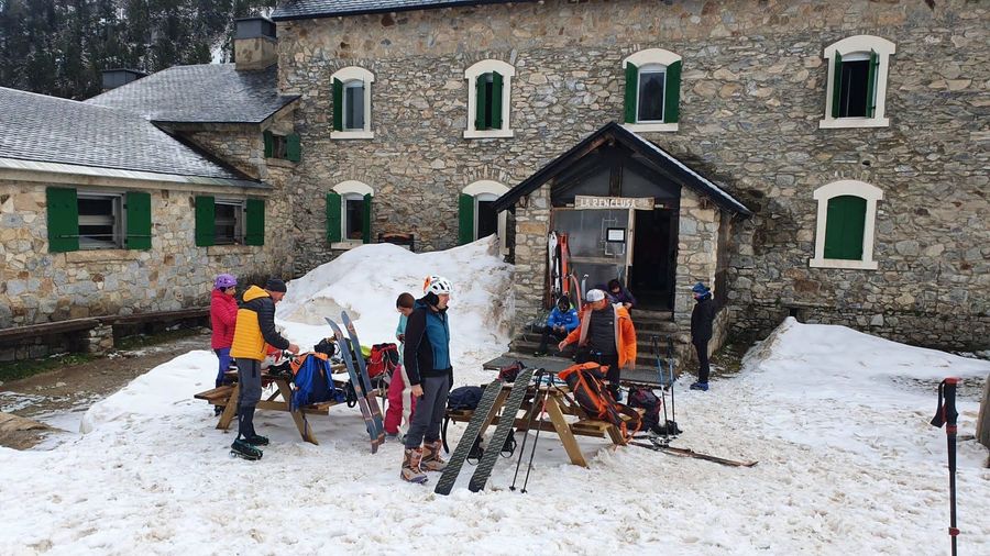 Grupo preparando los esquís y tablas para ascender