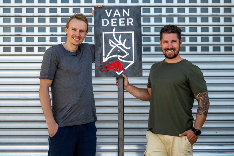 Henrik Kristoffersen y Marcel Hirscher con nuevo logo de Van Deer Red Bull Sports