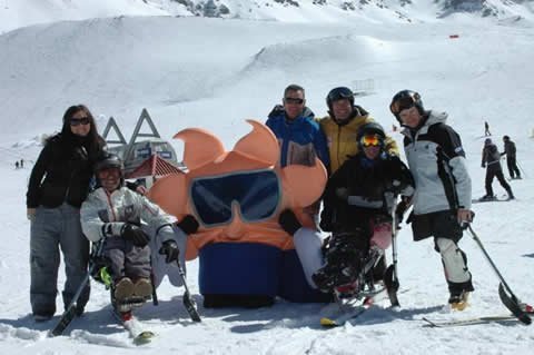 Fotografía de un grupo de asistentes a la jornada de esquí