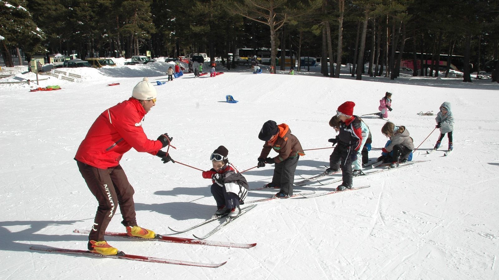 Escolares aprendiendo a esquiar