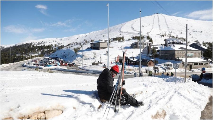 imagen de un esquiador con esquís en Navacerrada