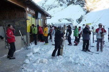 Miles de esquiadores abren la temporada en Astún y Formigal