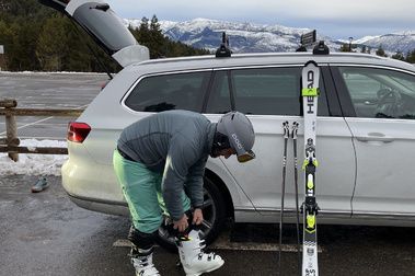¿Por qué los esquiadores preferimos por delante que por detrás?