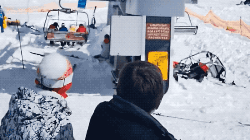 Un telesilla lanza a los esquiadores por los aires al volverse loco