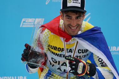 Joan Verdú recibe en Grandvalira el trofeo como Campeón de Gigante de Copa de Europa de esquí