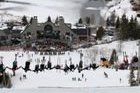 30 esquiadores realizan un backflip cogidos de la mano