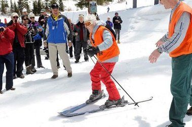 Cumple 100 Años y los Celebra Esquiando