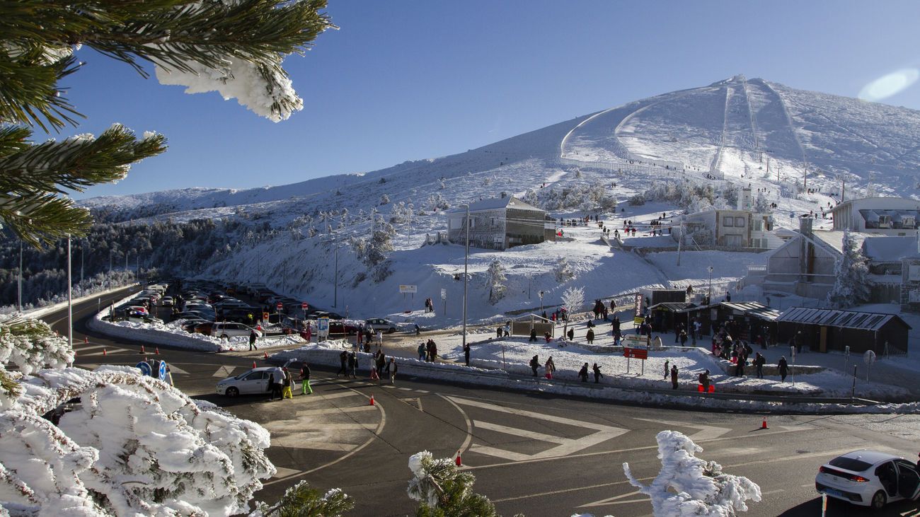 Sin solución a los atascos para acceder a la estación de esquí de Navacerrada