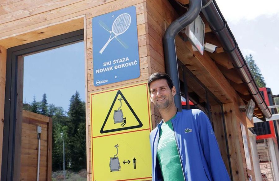Novac Djokovic junto a la pista que lleva su nombre