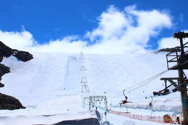 El glaciar Fonna mantiene todavía 7,40 metros de nieve para esquiar
