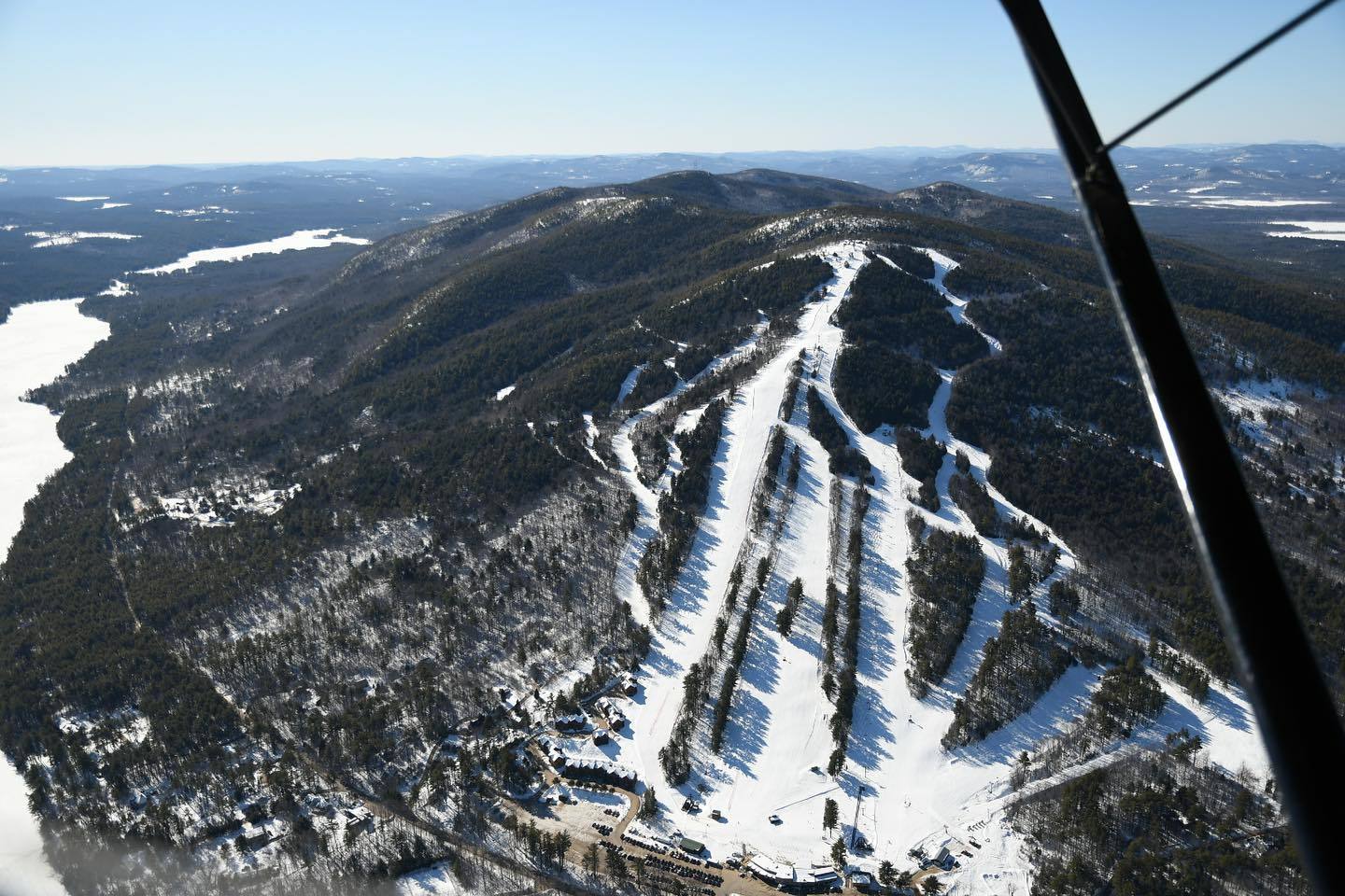 Vista aérea de Pleasant Mountain ski