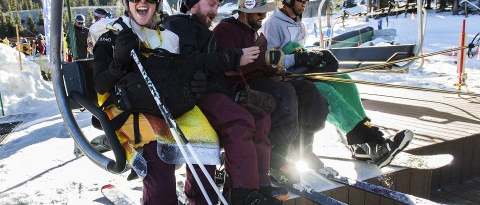 Esquiador borracho cae de un telesilla en la apertura de A-Basin