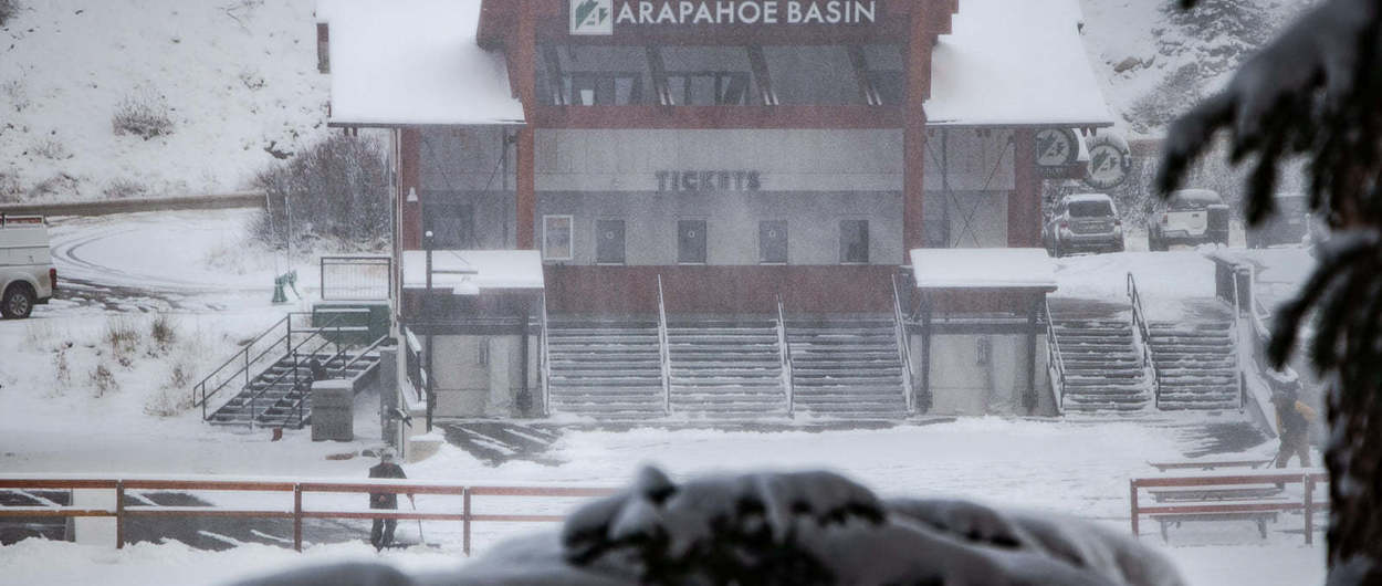 Una buena nevada permitirá abrir a Arapahoe Basin su temporada de esquí