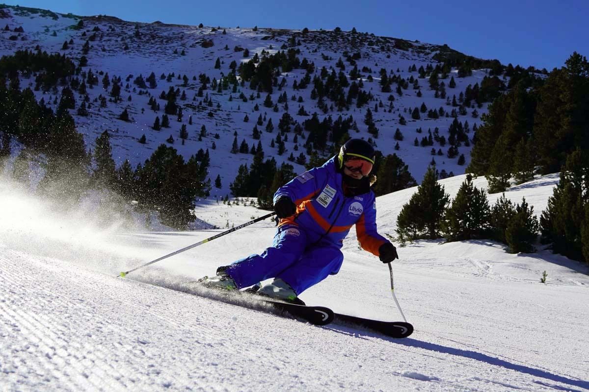 Esquiadora en Puigmal 2900 durante la temporada 21-22 (Foto: IT).