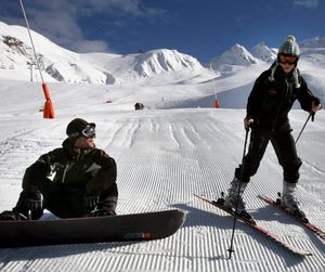 Esquiadora y snowboarder