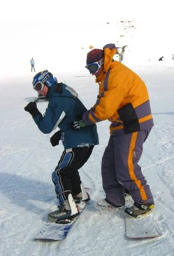 Fotografía de esquiador discapacitado practicando Snowboard 