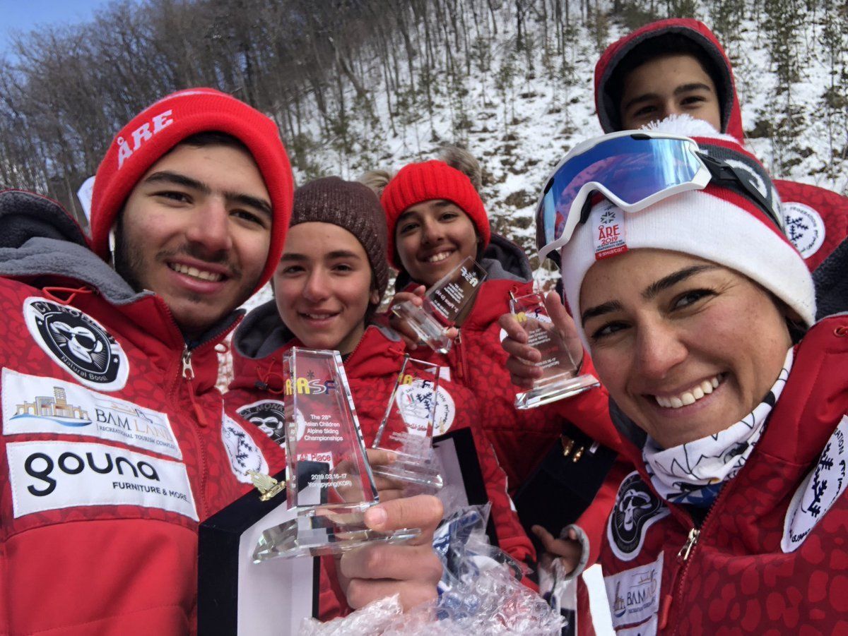 Samira Zargari con parte de la selección iraní de esquí