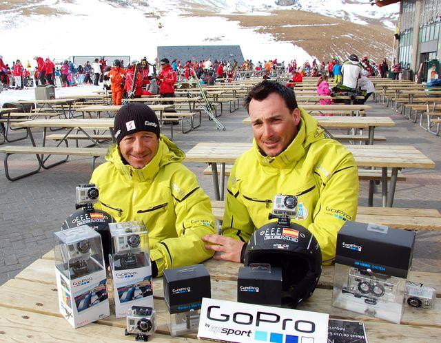 David Abajo, y Dani Maza, miembros del Equipo de Demostradores de la Escuela Española de Esquí, con material de Gopro.