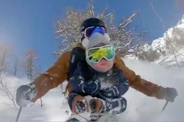 Freerider Nicolas Falquet lleva a su hijo de 17 meses a esquiar fuera pista