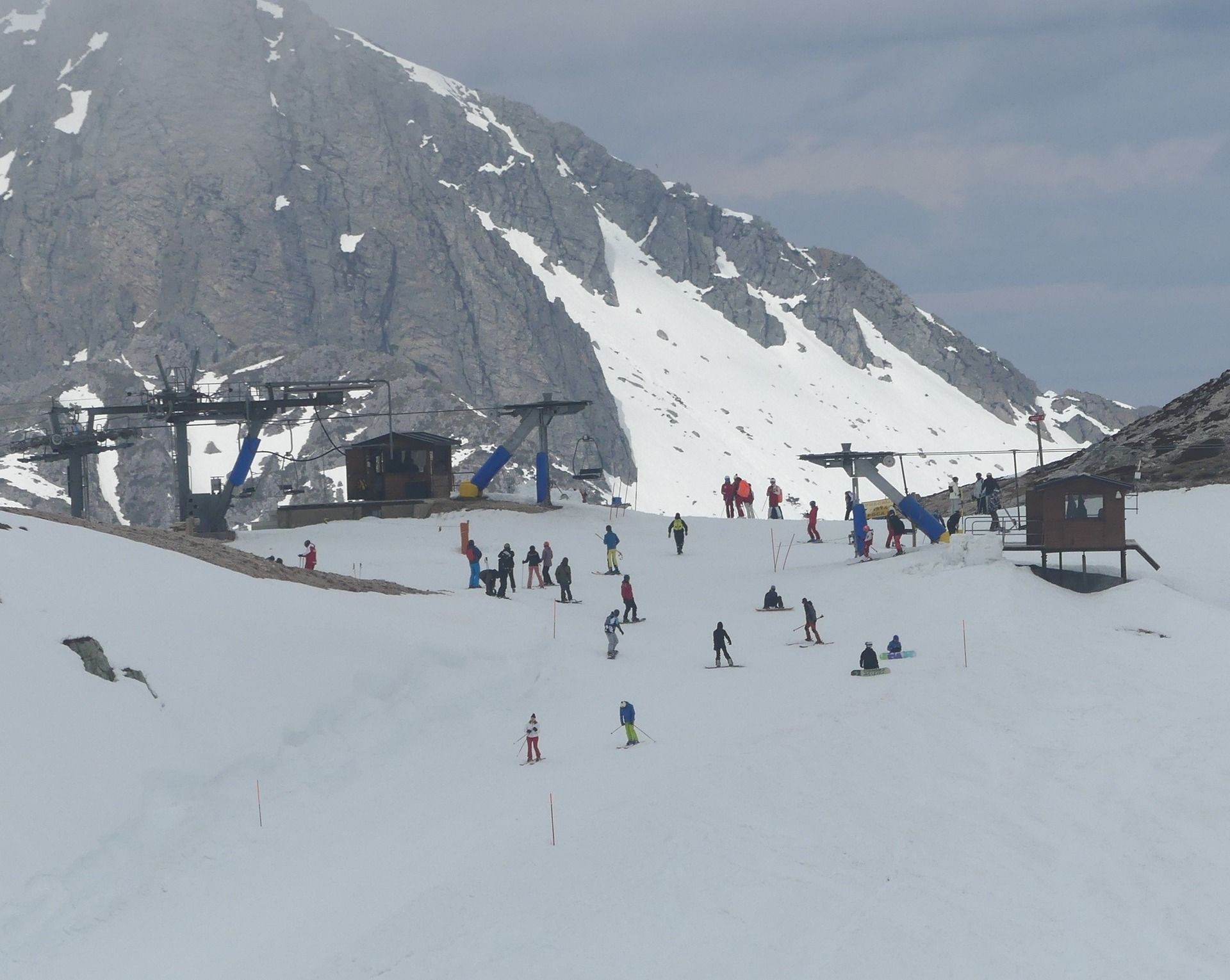 Fuerte ritmo de afluencia a las estaciones de esquí de San Isidro y Leitariegos