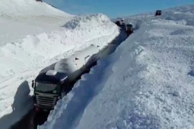 Murallones de 6 mts. de nieve en paso Internacional Pino Hachado